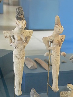 sm two female figurines with bitumen headdresses ceramic ur iraq ubaid 4 period 4500 4000 bce